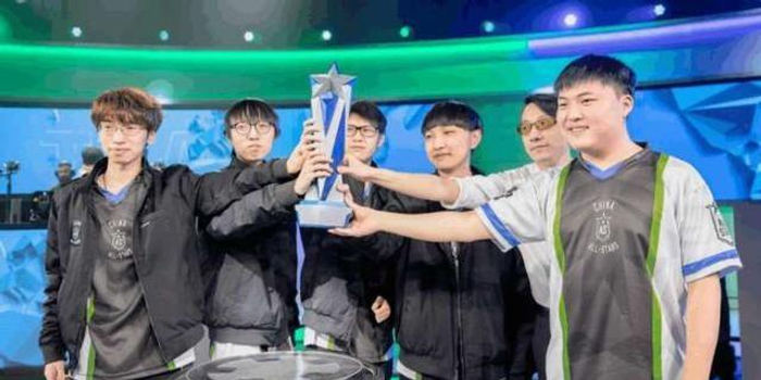  电竞明星选手超神发挥引爆全场欢呼  