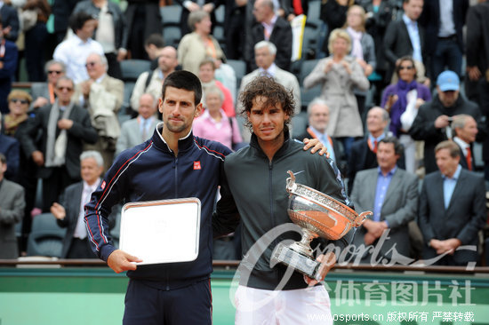  纳达尔红土称雄，第14次举起法网火枪手杯