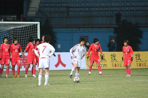  女足亚洲杯启幕战告捷，玫瑰军团展风采  